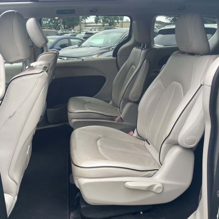 2017 Chrysler Pacifica Image 17