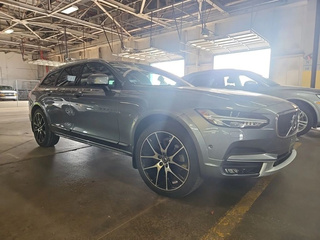 2018 Volvo V90 Cross Country Image 1