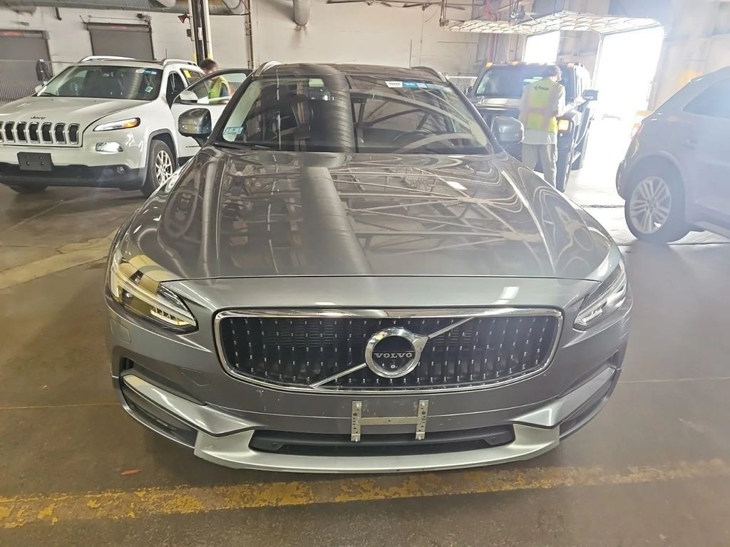 2018 Volvo V90 Cross Country Image 2