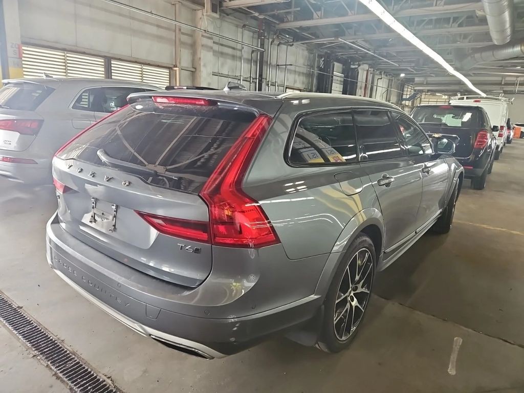 2018 Volvo V90 Cross Country Image 4