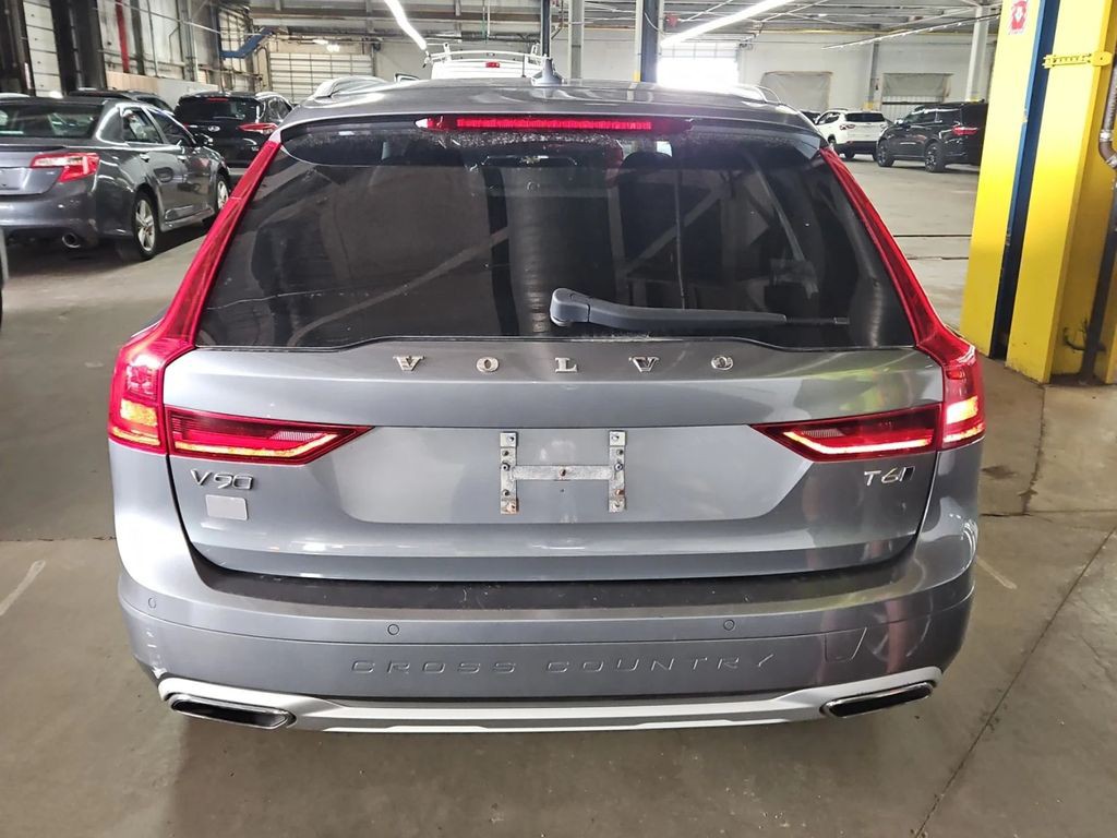 2018 Volvo V90 Cross Country Image 5