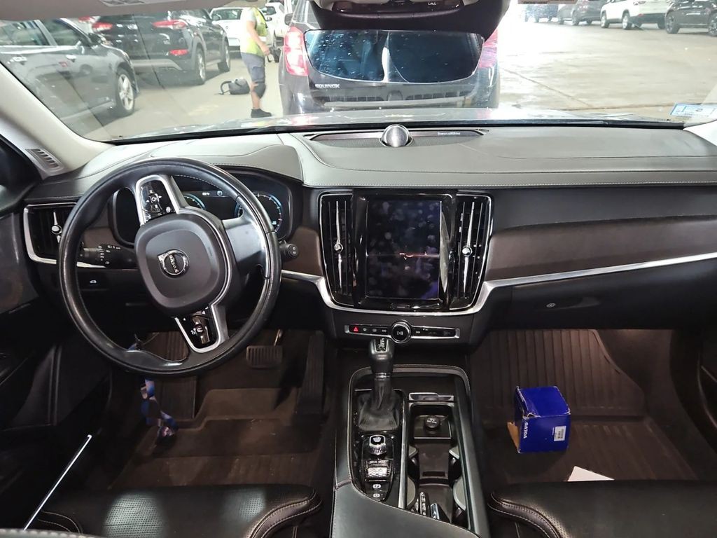 2018 Volvo V90 Cross Country Image 9