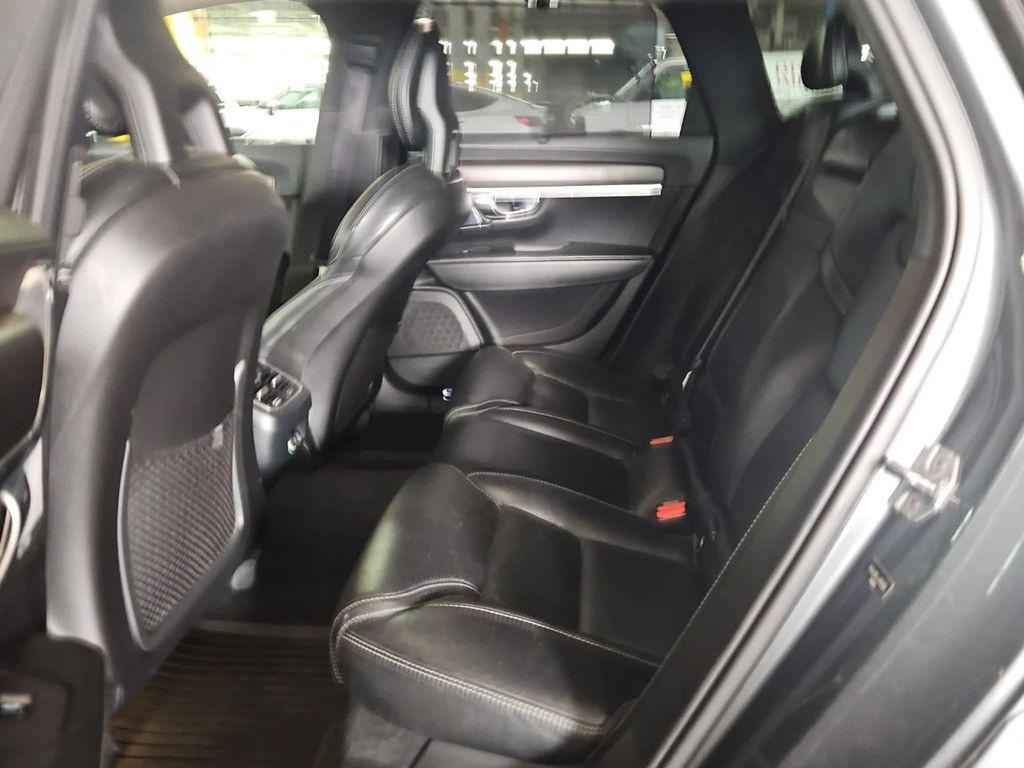 2018 Volvo V90 Cross Country Image 12