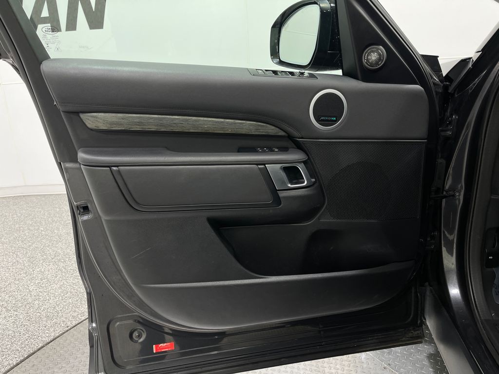 2020 Land Rover Discovery Image 16