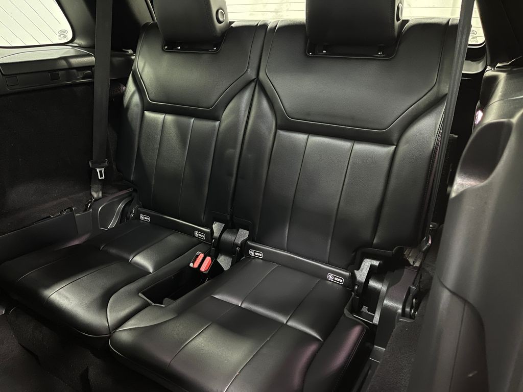 2020 Land Rover Discovery Image 32