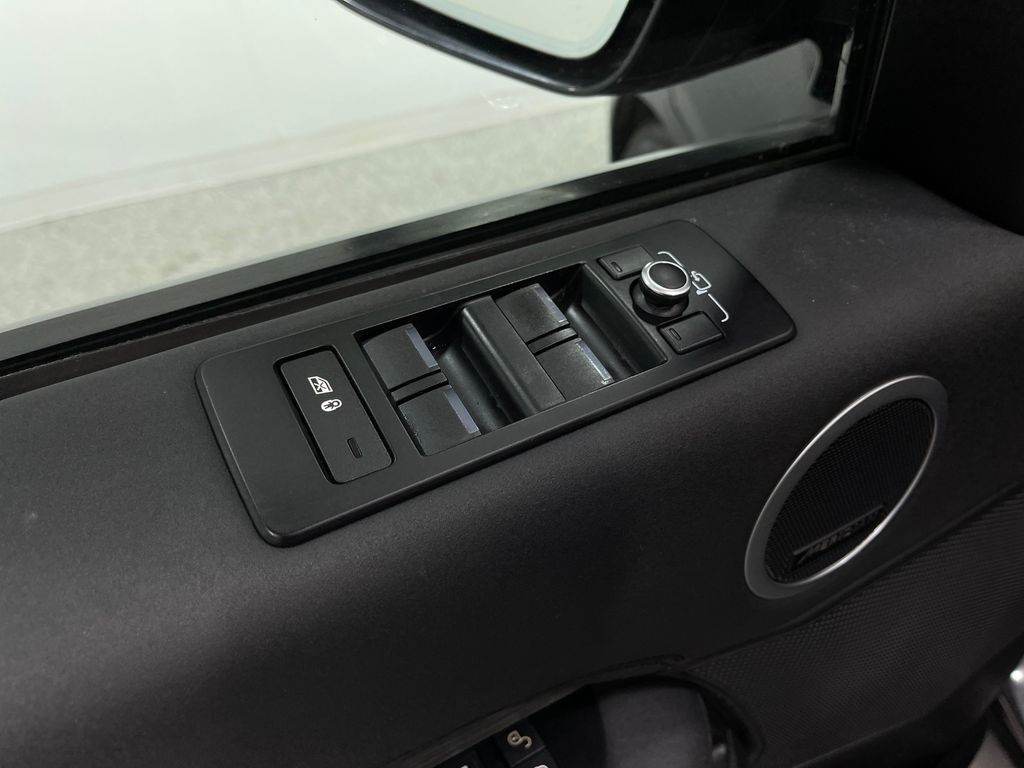 2020 Land Rover Discovery Image 17