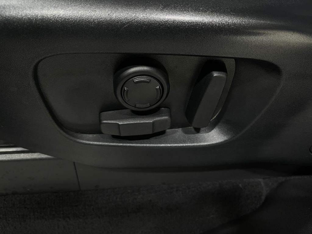 2020 Land Rover Discovery Image 18