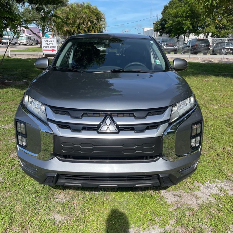 2022 Mitsubishi Outlander Image 2