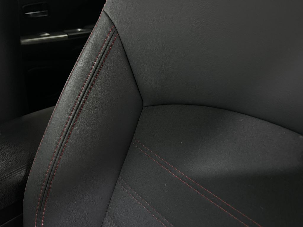 2022 Mitsubishi Outlander Image 16