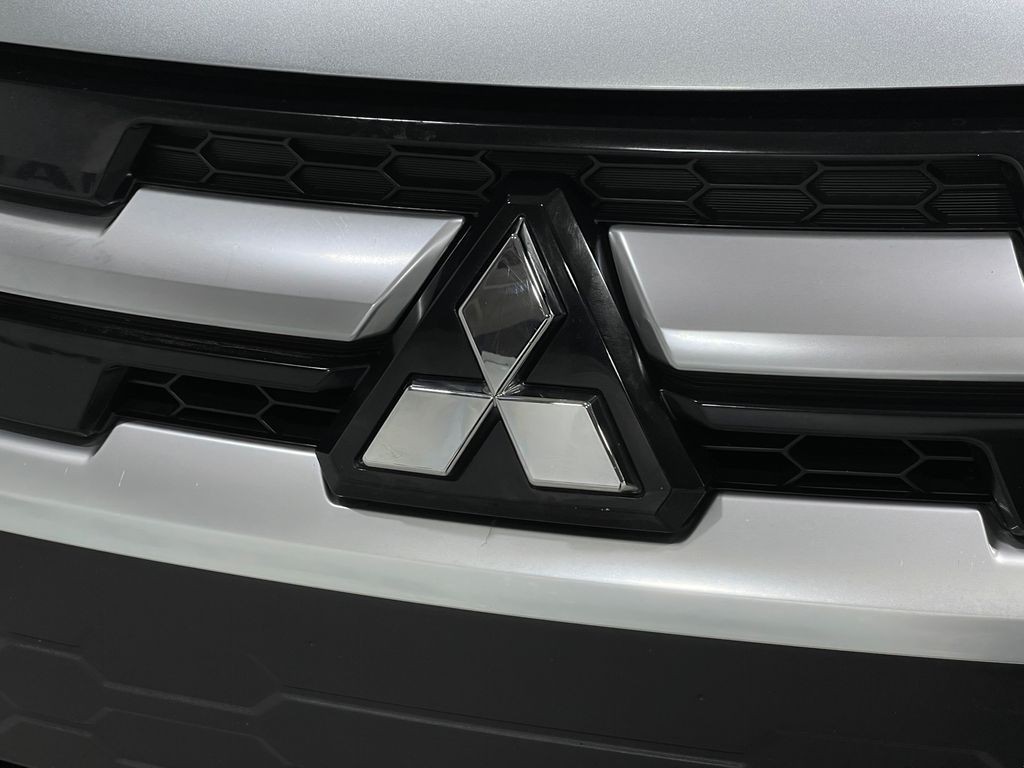 2022 Mitsubishi Outlander Image 36