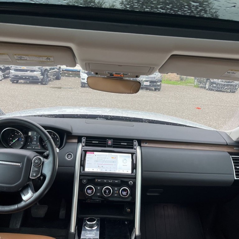 2017 Land Rover Discovery Image 12