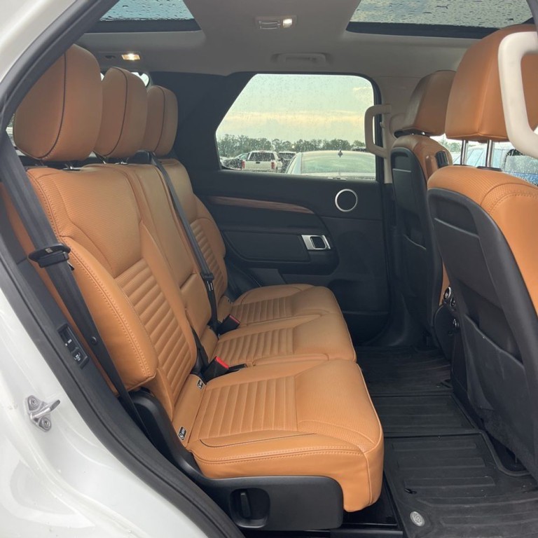 2017 Land Rover Discovery Image 18