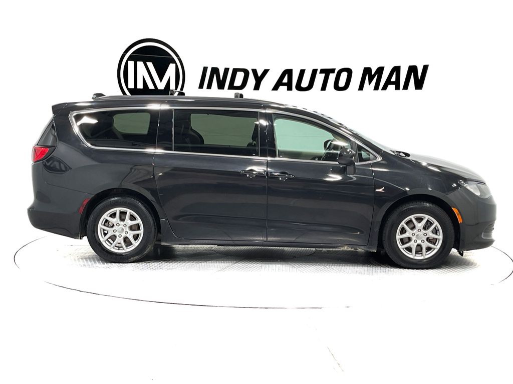 2020 Chrysler Voyager Image 3