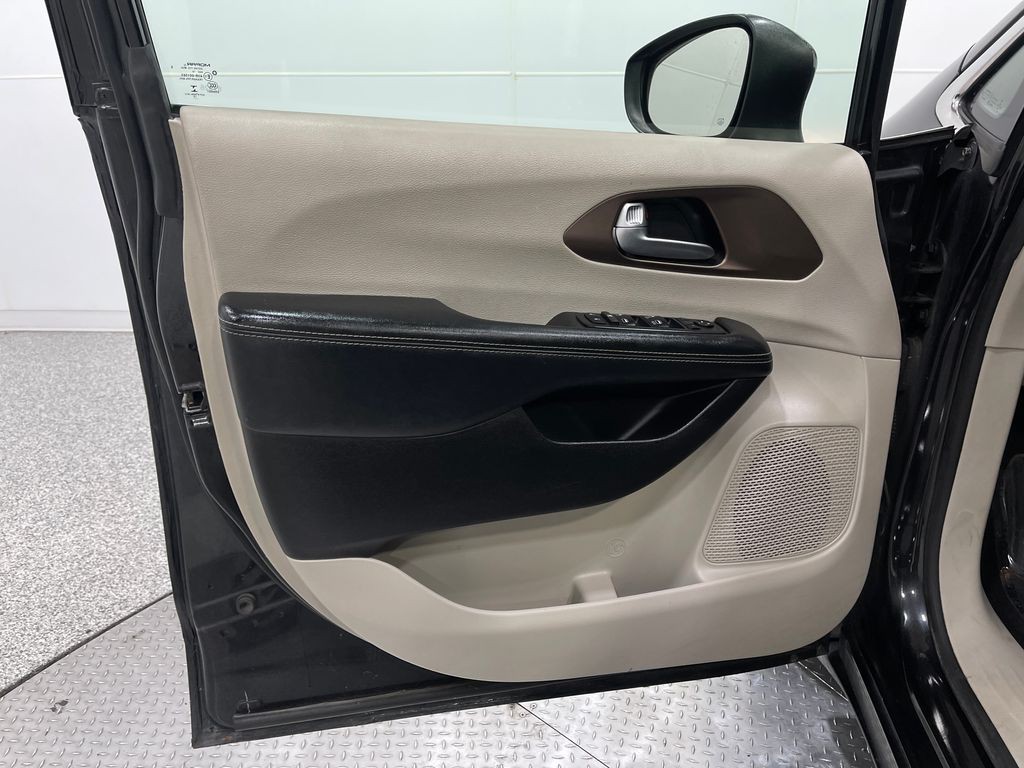 2020 Chrysler Voyager Image 13