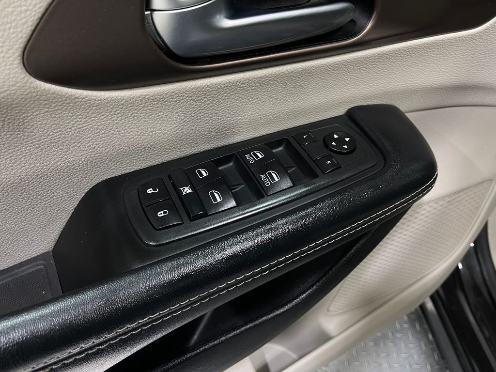 2020 Chrysler Voyager Image 14