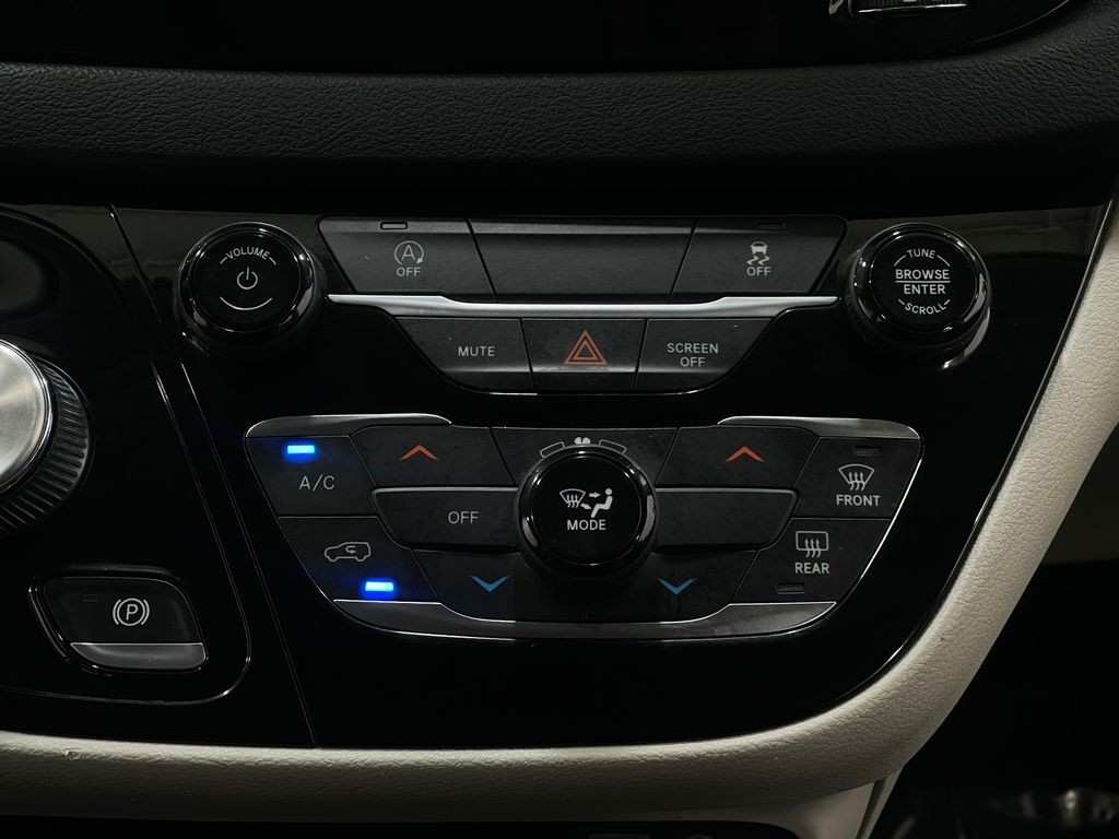 2020 Chrysler Voyager Image 23