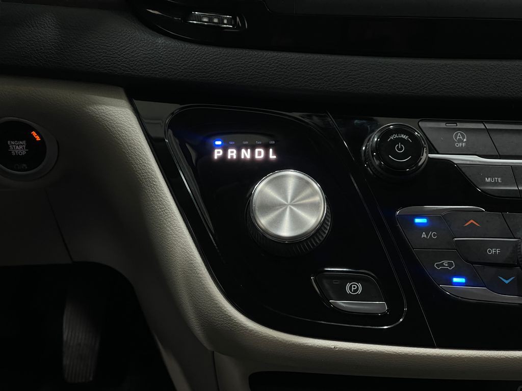 2020 Chrysler Voyager Image 27