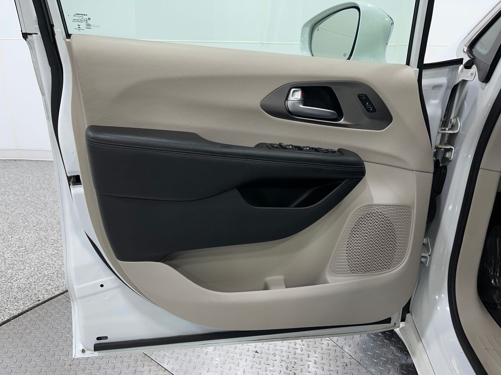 2018 Chrysler Pacifica Image 16