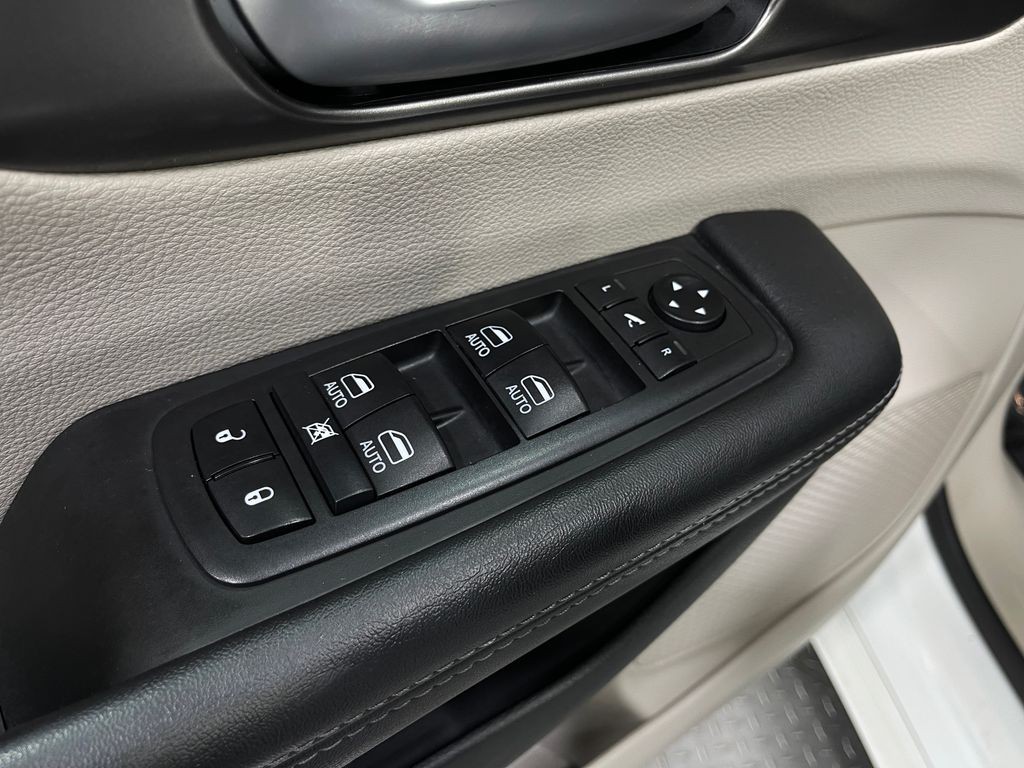 2018 Chrysler Pacifica Image 17