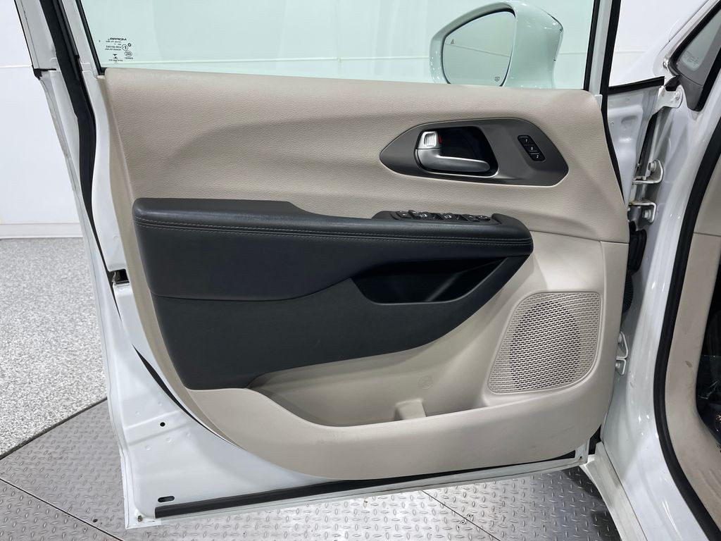 2018 Chrysler Pacifica Image 16