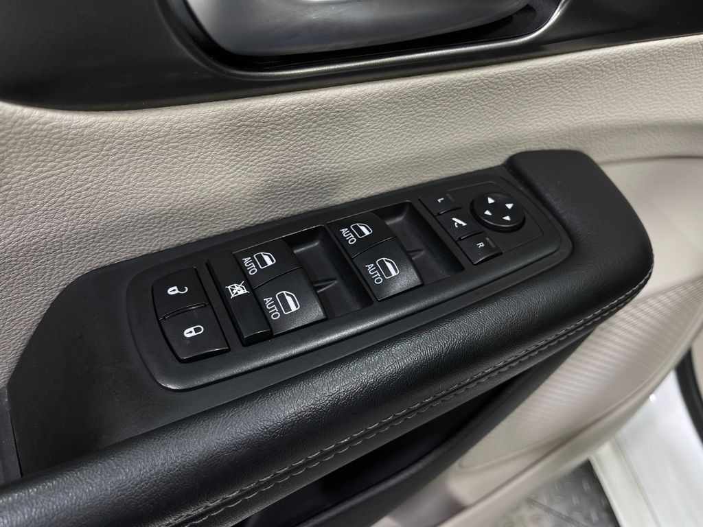 2018 Chrysler Pacifica Image 17