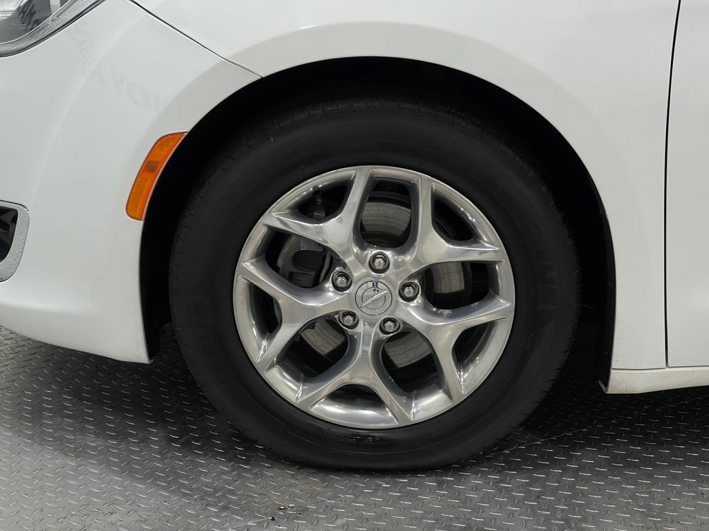 2018 Chrysler Pacifica Image 38