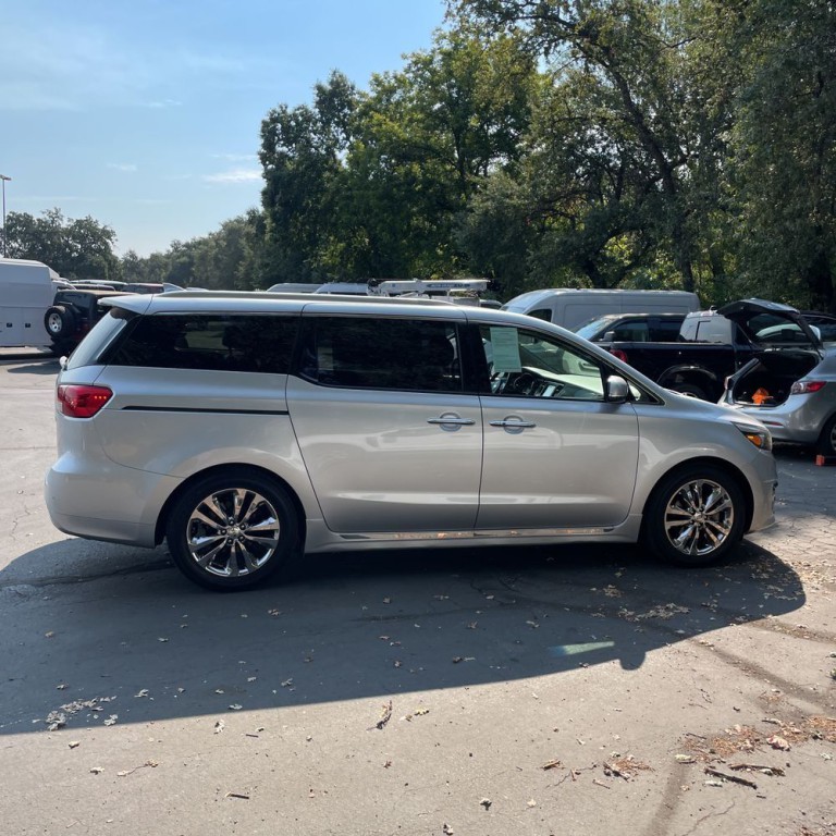 2017 Kia Sedona Image 4