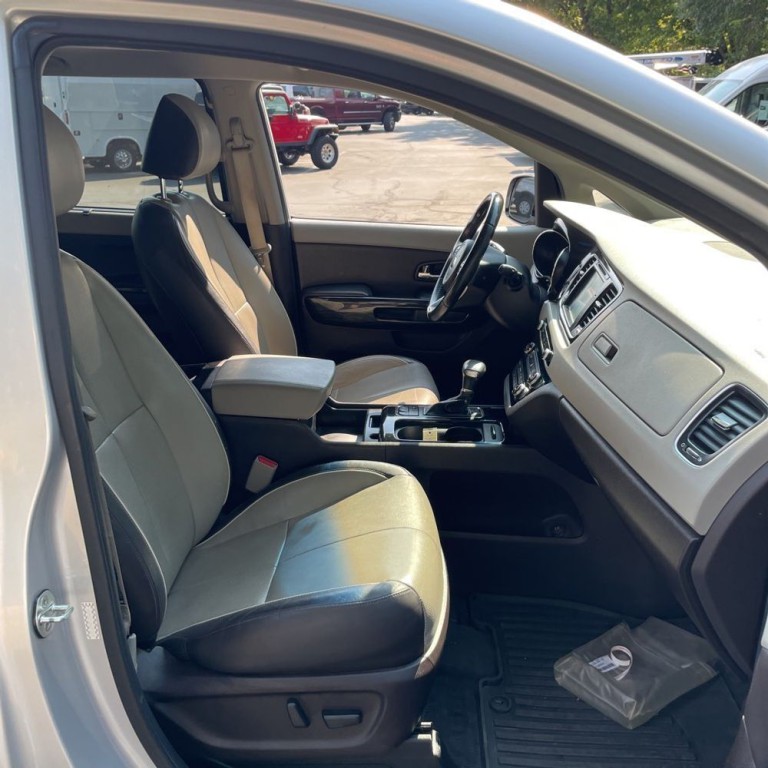 2017 Kia Sedona Image 10