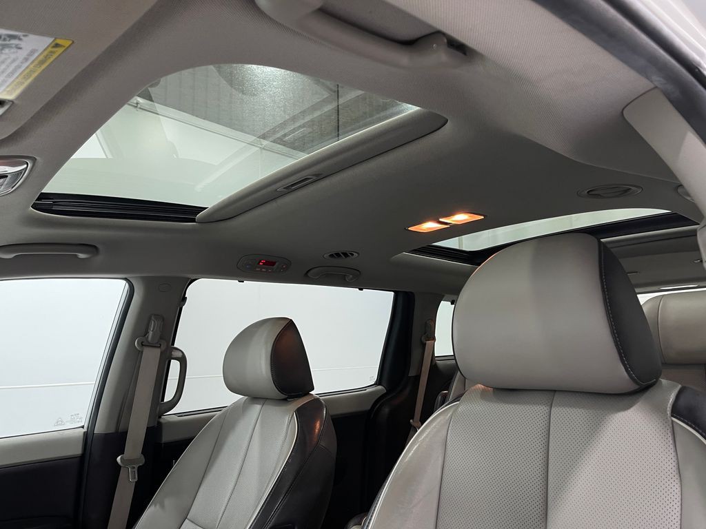 2017 Kia Sedona Image 12