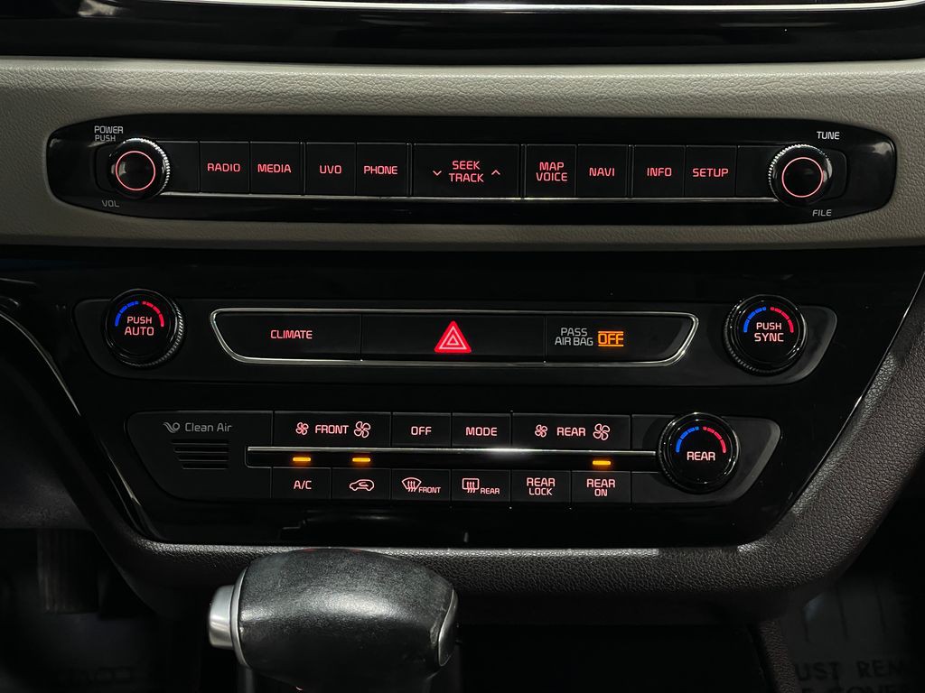 2017 Kia Sedona Image 26