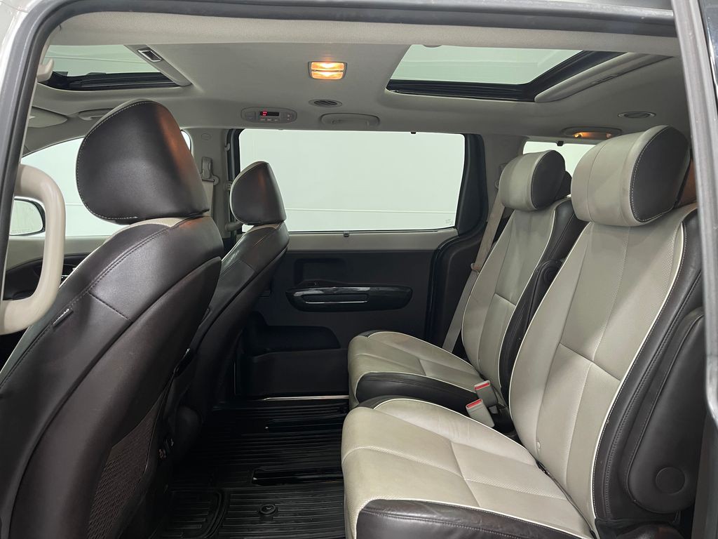 2017 Kia Sedona Image 31