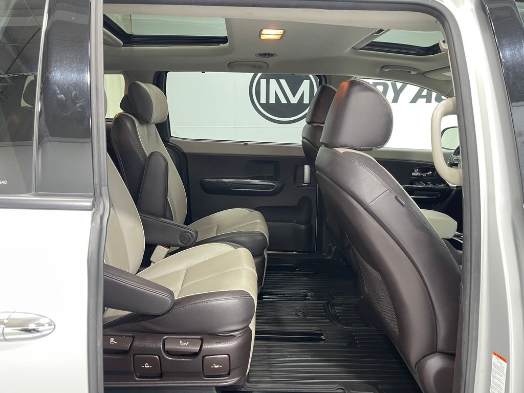 2017 Kia Sedona Image 34