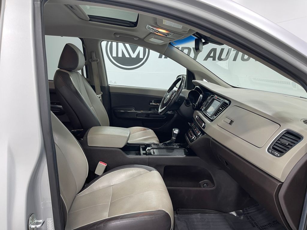 2017 Kia Sedona Image 35