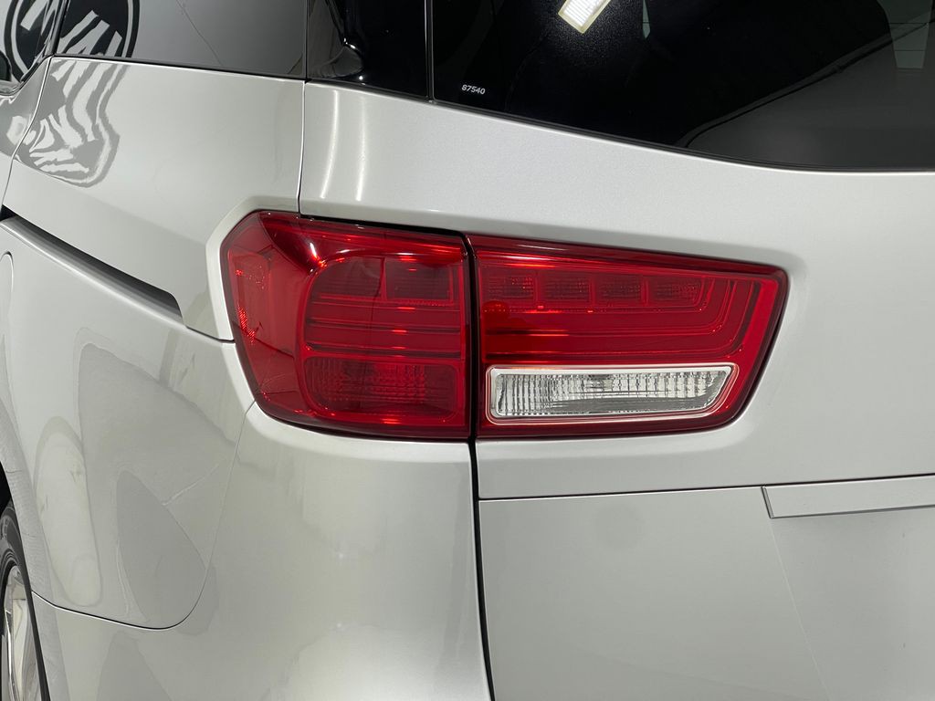 2017 Kia Sedona Image 37