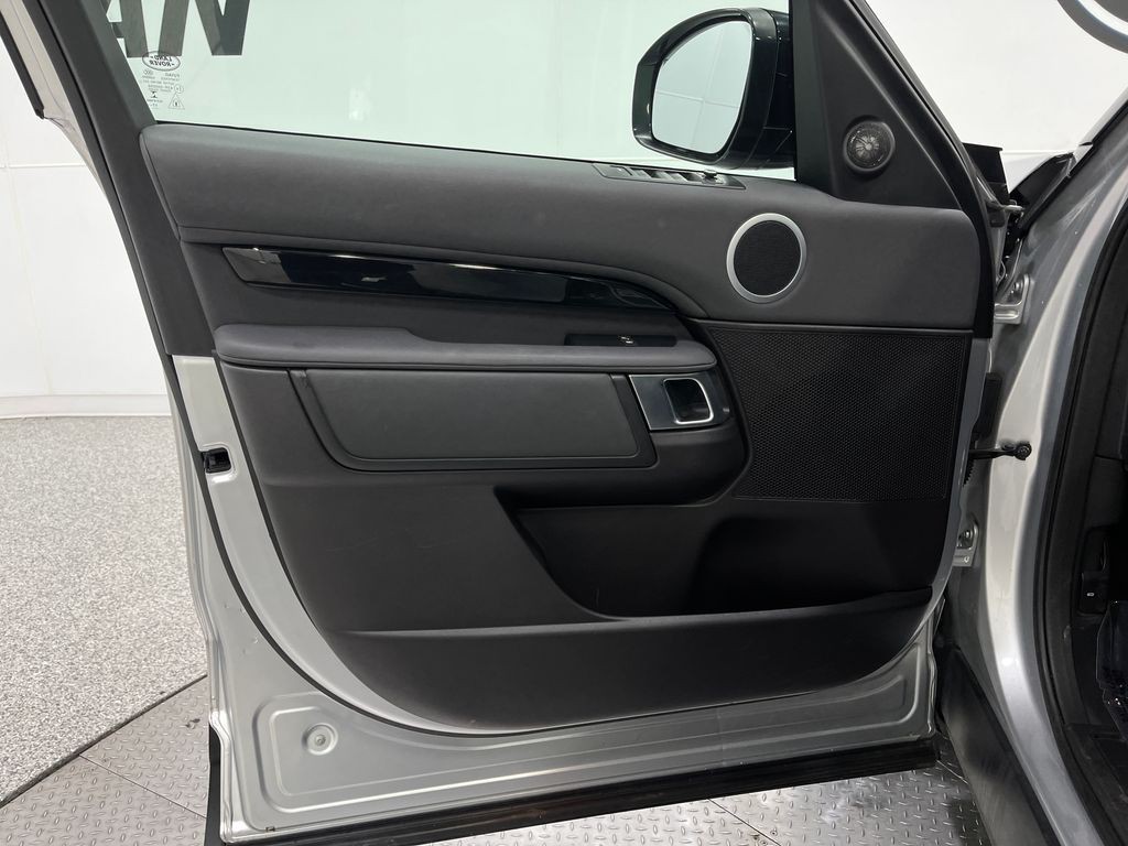 2018 Land Rover Discovery Image 16