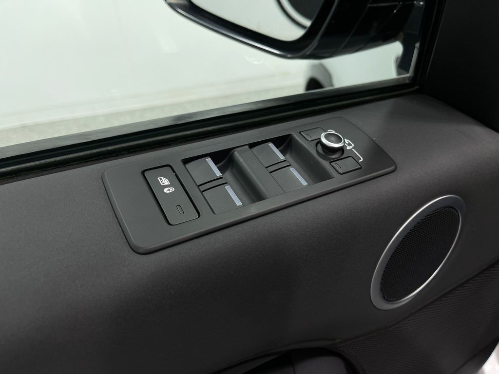 2018 Land Rover Discovery Image 17
