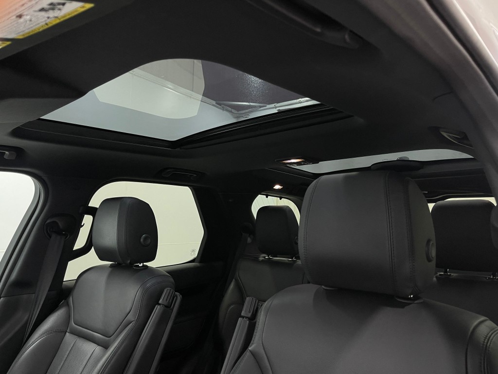 2018 Land Rover Discovery Image 12