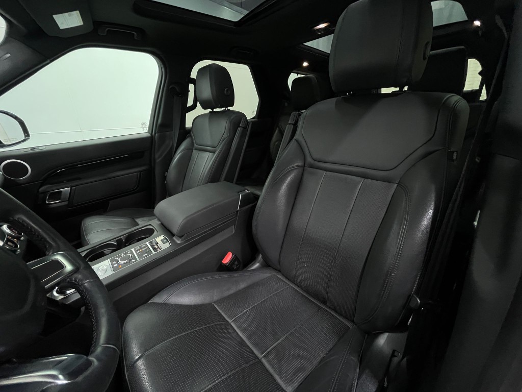 2018 Land Rover Discovery Image 15
