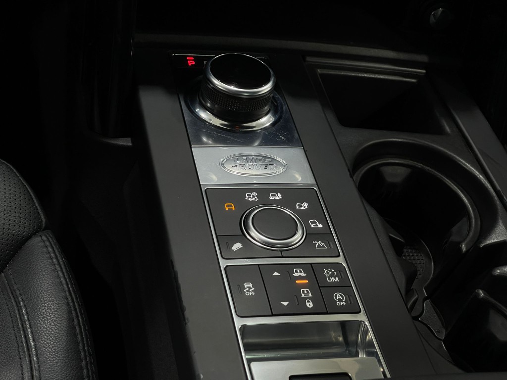 2018 Land Rover Discovery Image 30