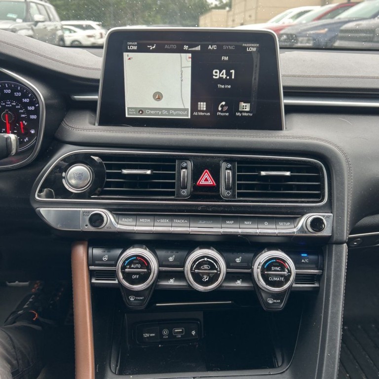 2021 Genesis G70 Image 11