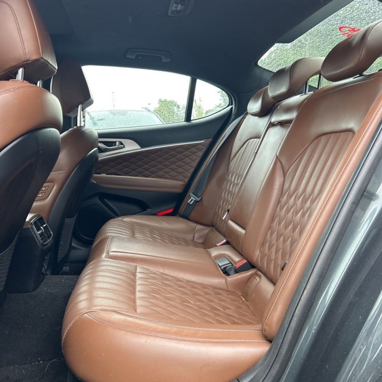 2021 Genesis G70 Image 16