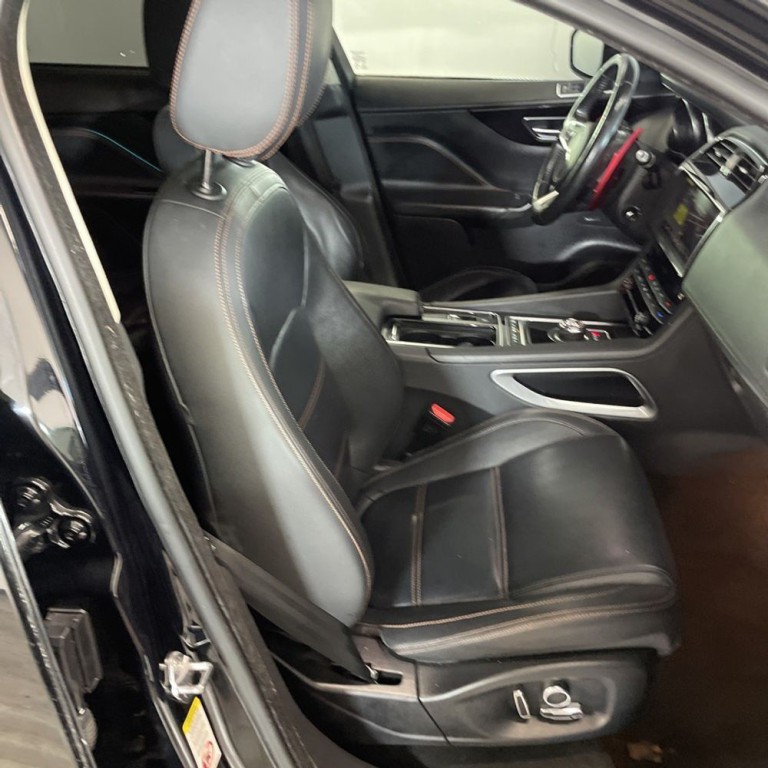 2020 Jaguar F-PACE Image 9