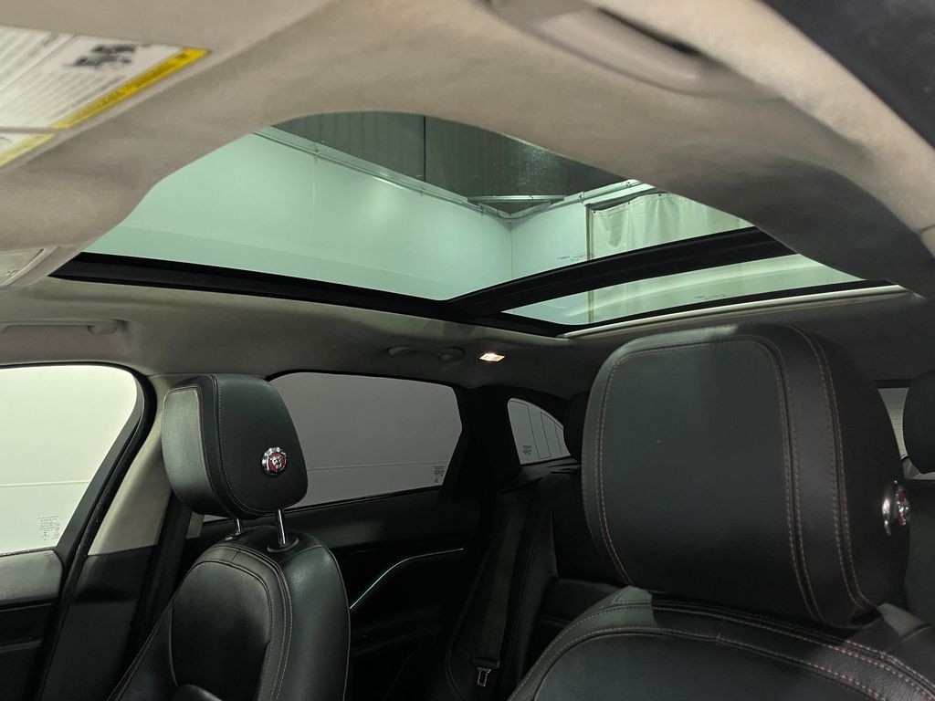 2020 Jaguar F-PACE Image 12