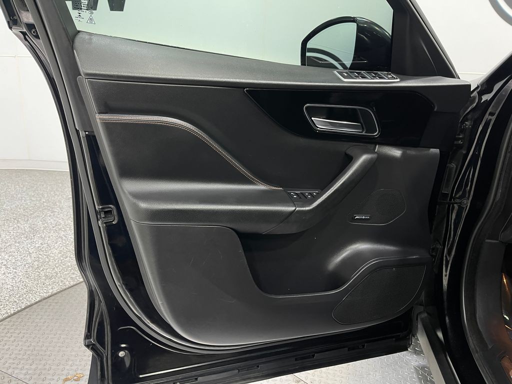 2020 Jaguar F-PACE Image 16