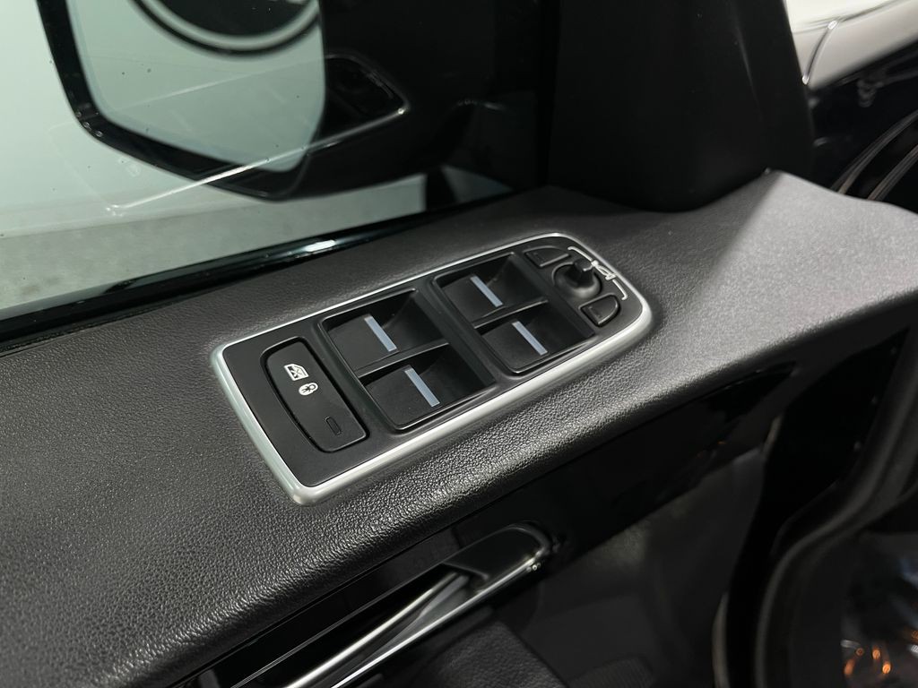 2020 Jaguar F-PACE Image 17