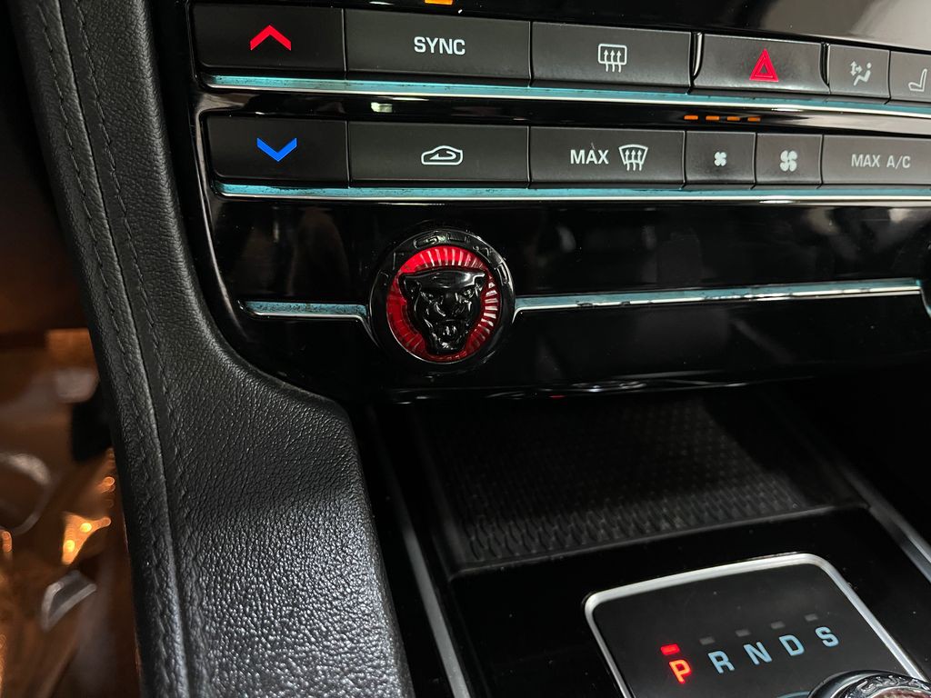 2020 Jaguar F-PACE Image 22