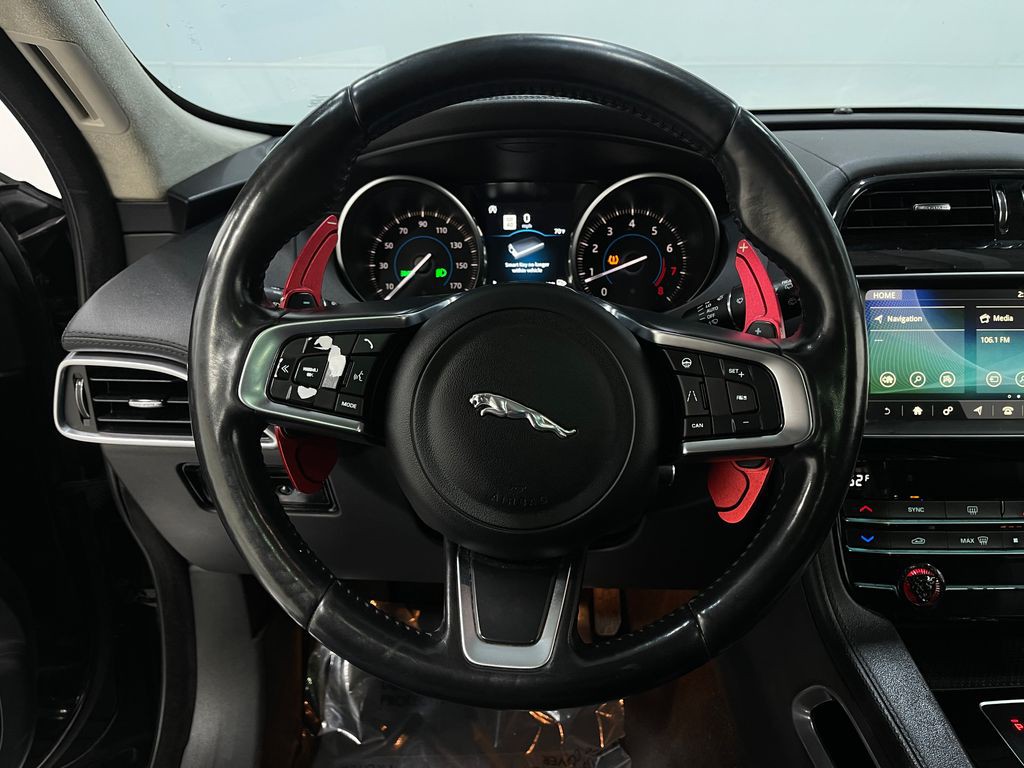 2020 Jaguar F-PACE Image 23