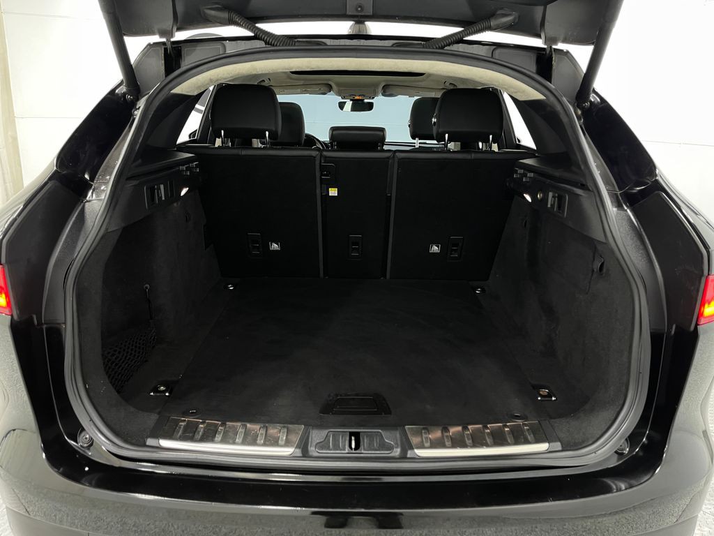 2020 Jaguar F-PACE Image 25