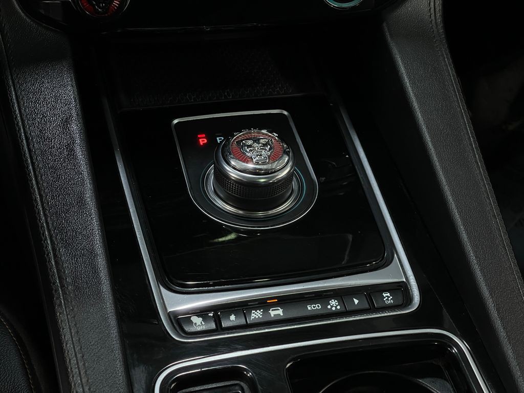 2020 Jaguar F-PACE Image 28