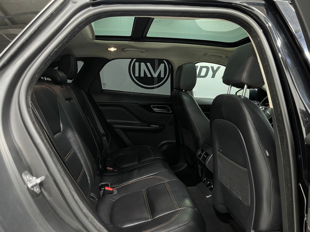 2020 Jaguar F-PACE Image 30